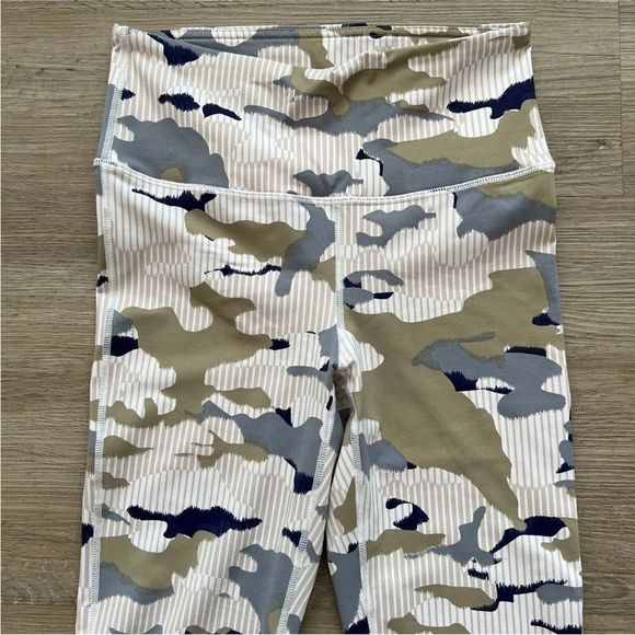 Mono B Cropped Camo Leggings Activewear Green Blue Camouflage Stretch Size Small - Picture 2 of 5